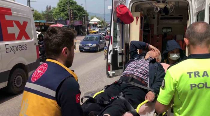 Bandırma’da Sürücünün Yaralandığı Motosiklet Kazası Güvenlik Kameralarına Yansıdı