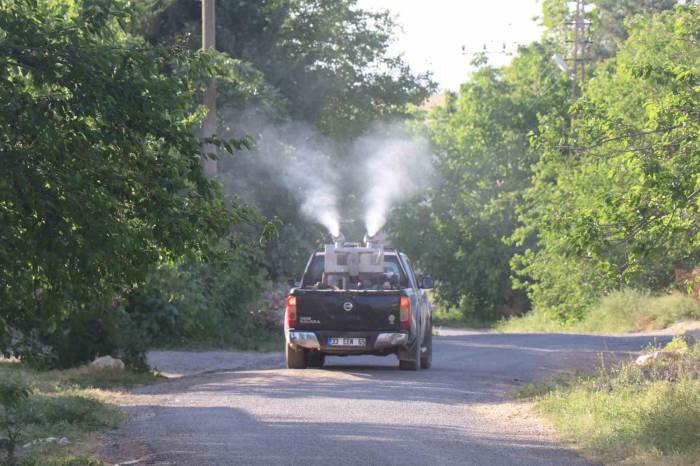 Bozova’da Haşereye Karşı İlaçlama