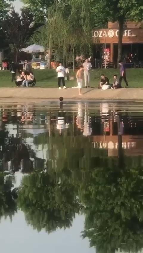 Bursa’da Havalar Isınınca Çocuklar Çareyi Süs Havuzunda Buldu