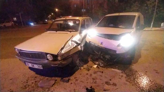 Hafif Ticari Araç Ve Otomobil Çarpıştı: 1 Yaralı
