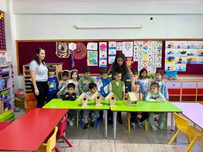 Minik Eller Kuş Yuvalarını Renklendirdi