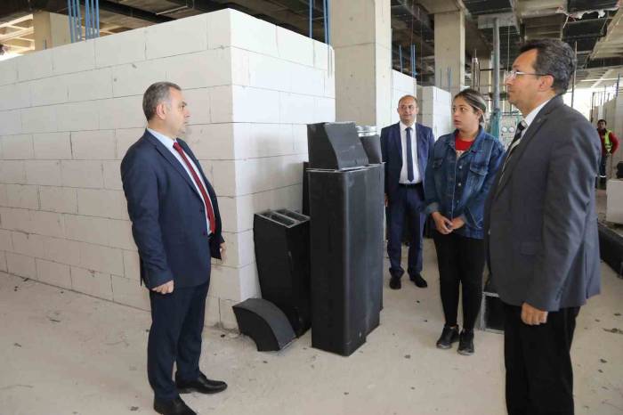 Rektör Altun, Erü Acil Ek Binasının Birinci Etap İnşaatında İncelemelerde Bulundu