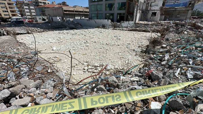 Hatay’da Bir Enkazın Su Dolu Bodrum Katında Erkek Cesedi Bulundu