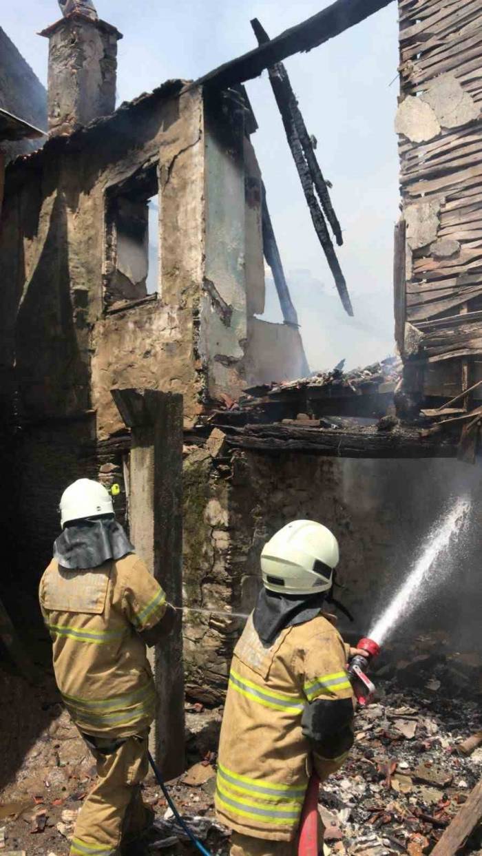 İzmir’de Çıkan Yangında Müstakil Ev Kullanılmaz Hale Geldi