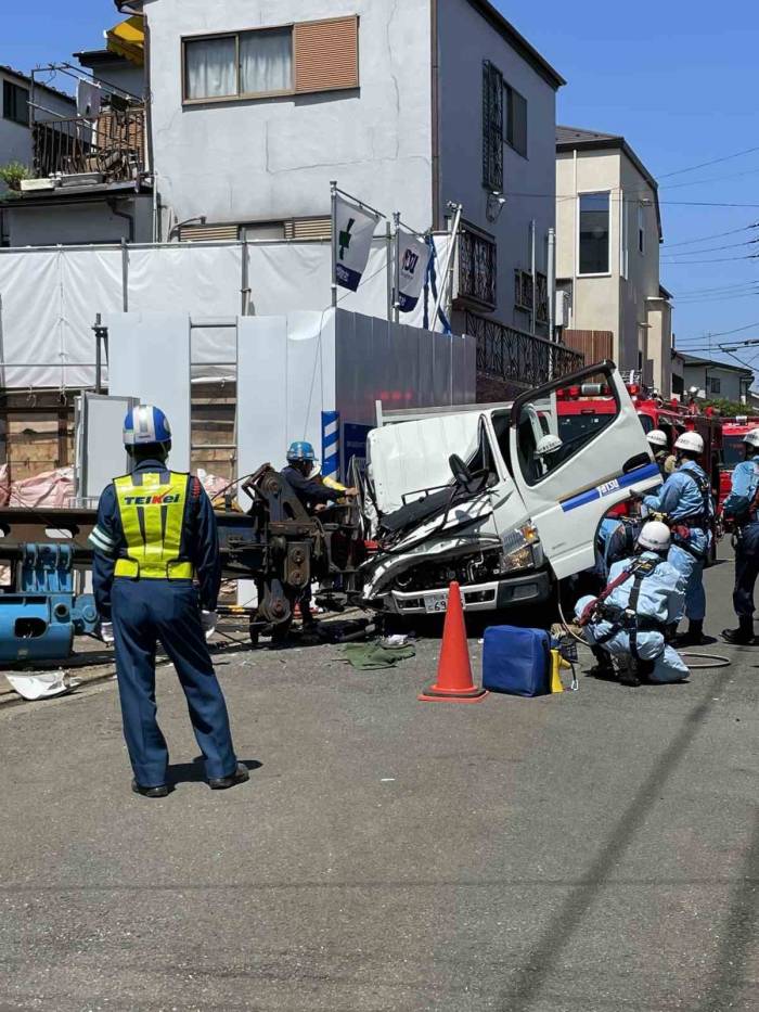 Japonya’da Vinç Araçların Üzerine Devrildi: 1 Ölü, 1 Yaralı