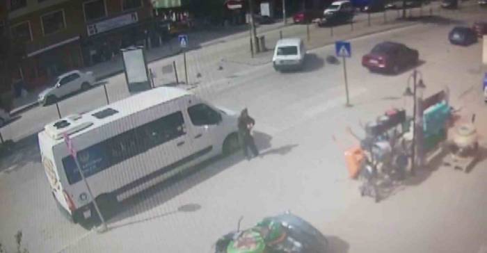 Otomobilin Yayaya Çarpma Anları Kameraya Yansıdı