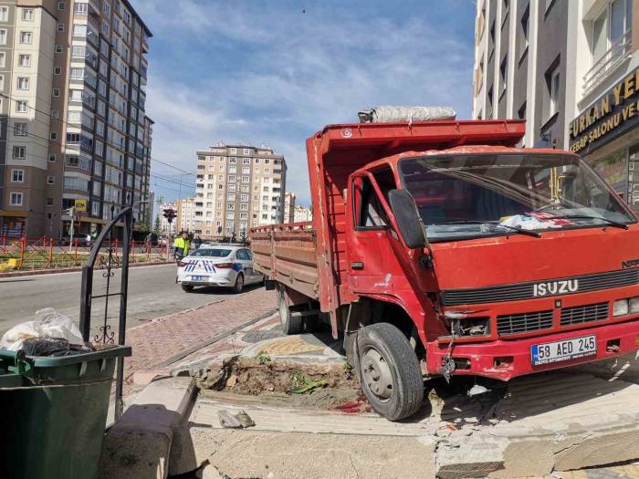 Tramvayla Çarpışan Kamyonet İstinat Duvarını Yıktı