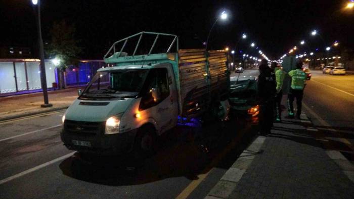 Kontrolden Çıkan Araç Kırmızı Işıkta Bekleyen Kamyonete Ok Gibi Saplandı