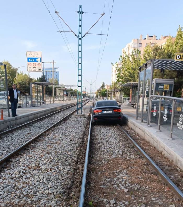 Normal Yol Diye Tramvay Yoluna Giren Sürücü Alkollü Çıktı