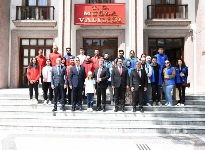 Vali Tavlı, Şampiyon Sporcu Ve Gönüllü Gençlerle Bir Araya Geldi