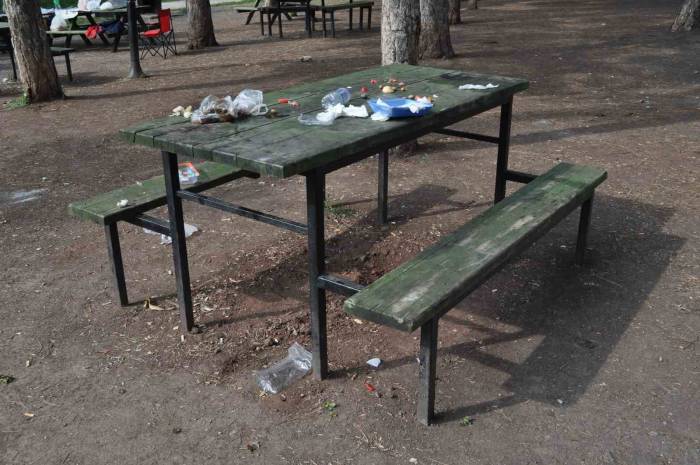 Kullandıkları Masayı Çöplerle Bu Halde Bıraktılar