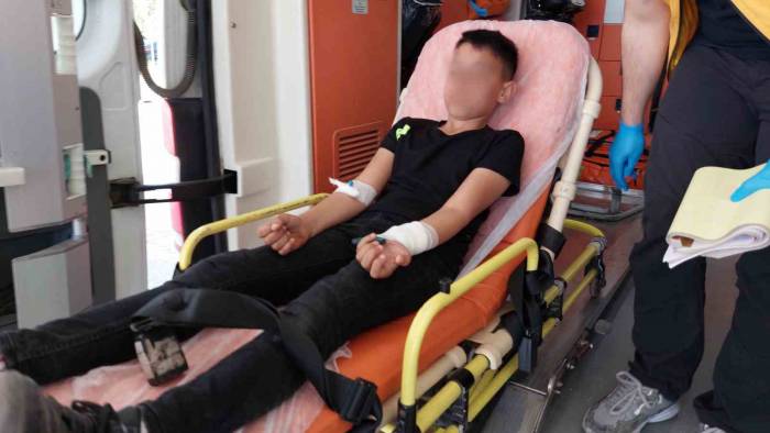Samsun’da 14 Yaşındaki Çocuk Bileğine Saplanan Makasla Hastaneye Kaldırıldı