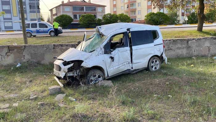 Köpeğe Çarpan Hafif Ticari Araç Takla Attı: 1 Yaralı
