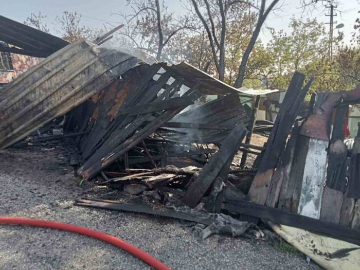 Ankara’da Yangın: Bir Ev Ve Otomobil Küle Döndü