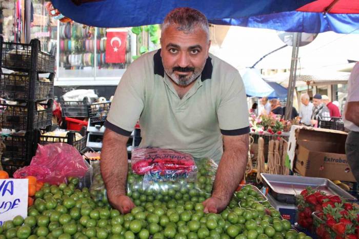 Vazgeçilmez Yaz Meyvesi Erik Tezgahlarda Yerini Aldı