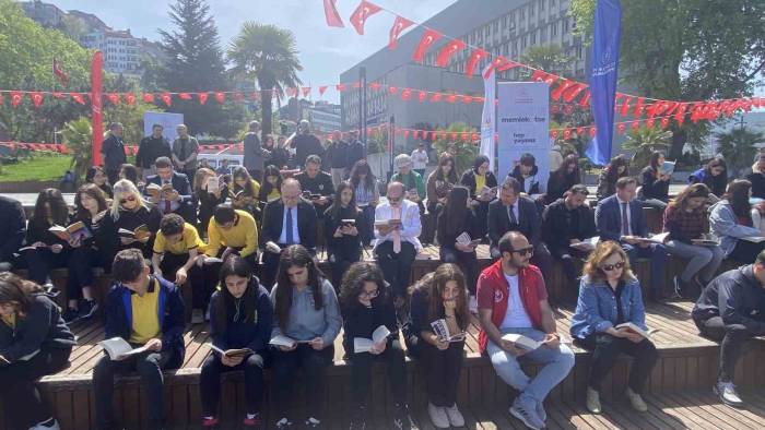 Sahil Bandında Kitap Okudular