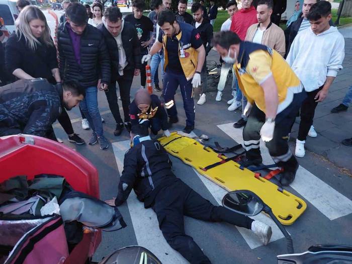 Zonguldak‘ta Otomobil Motorlu Kuryeye Çarptı