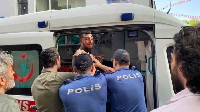 Binanın Çatısına Çıkarak Kendini Atacağını Söyledi