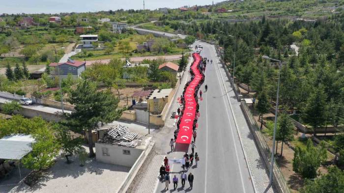 Gençlerden 100 Metrelik Dev Türk Bayrağı