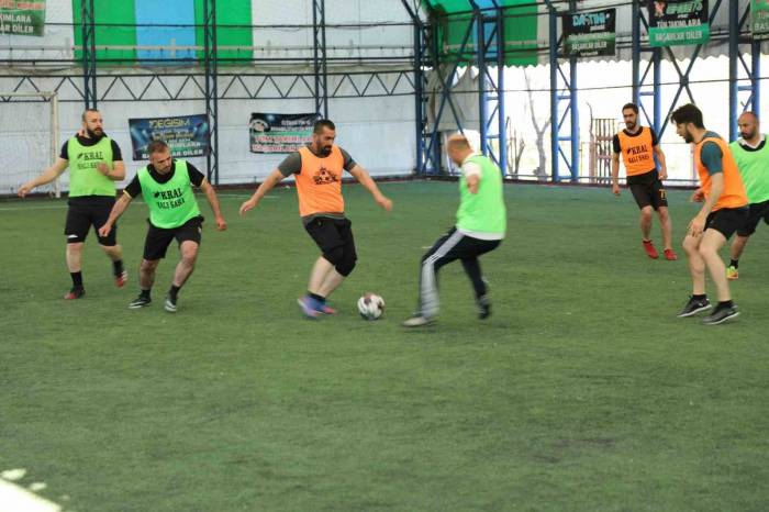 Ağrı Milli Eğitim Müdürü Kökrek, Öğretmenler Arası Futbol Turnuvasında Sporculara Tatlı İkram Etti
