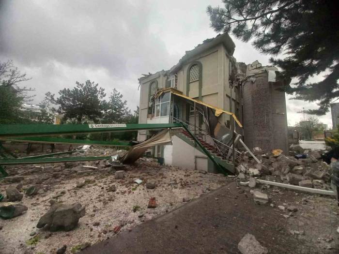 Ankara’da Etkili Olan Fırtınada 2 Caminin Minaresi Yıkıldı