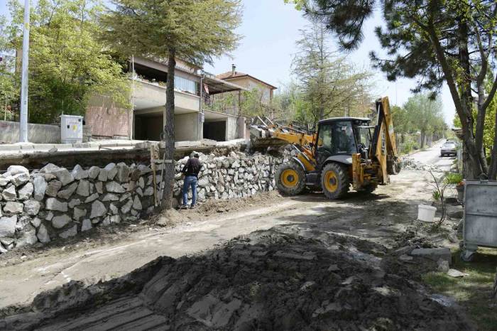 Binbirevler’de Tehlike Arz Eden Taş Duvar Yenileniyor