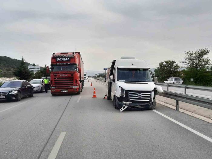 İşçi Servisi İle Otomobil Çarpıştı: 8 Yaralı