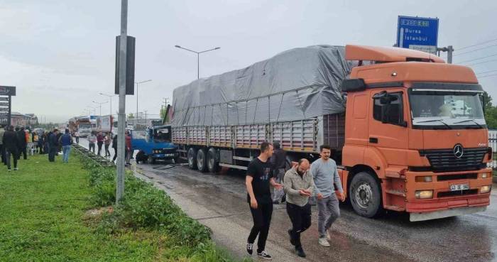 Zincirleme Kazada 2 Kişi Yaralandı
