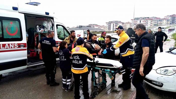 Otomobiller Çarpıştı: 2 Yaralı