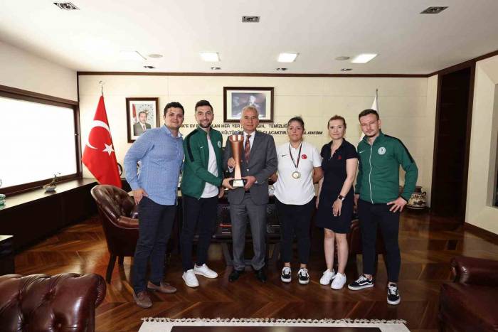 İşitme Engelli Sporcular Başkan Zolan’la Buluştu