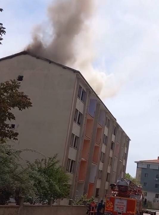 Elazığ’da Çatı Yangını Büyümeden Söndürüldü