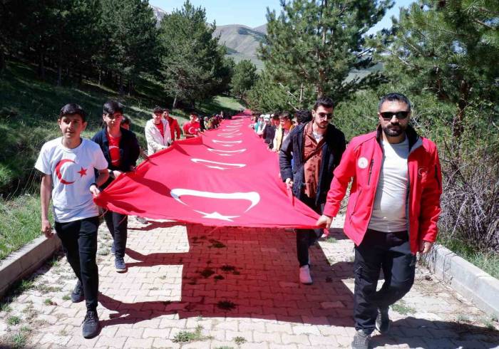 Şehitler İçin Üç Bin Rakımlı Tepeye Çıktılar