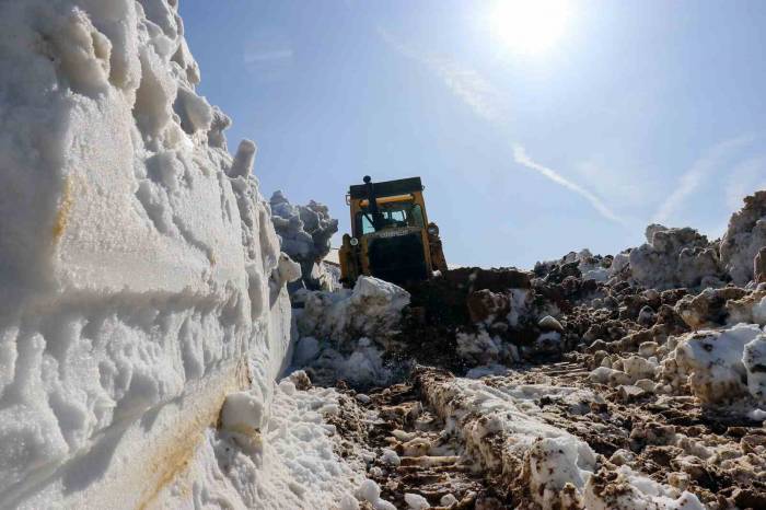 Gümüşhane Yaylalarında Karla Mücadele Devam Ediyor