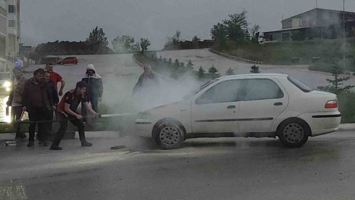 Seyir Halindeki Otomobilden Yükselen Dumanlar Paniğe Neden Oldu