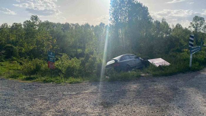 Kamyoneti Sollamak İsterken Yol Kenarındaki Toprak Yığınına Çarptı: 6 Yaralı