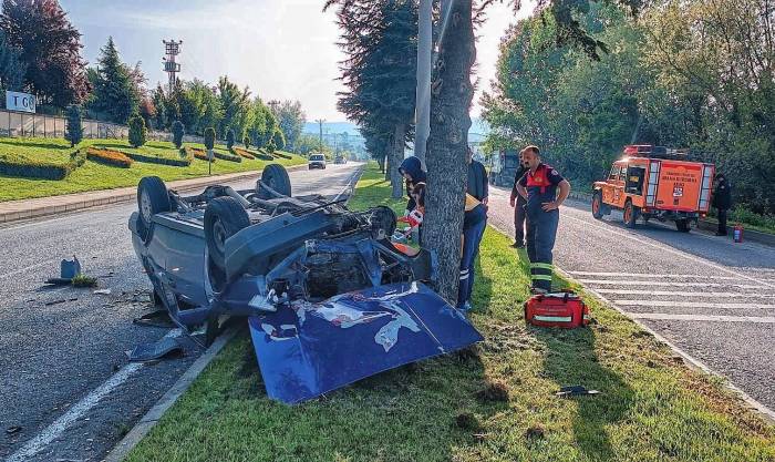 Ağaçlara Çarpan Otomobil Takla Atarak Durabildi, Sürücüsü Burnu Bile Kanamadan Kurtuldu