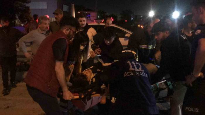 Tıra Çarpan Otomobilde Sıkışan 4 Yaralıyı İtfaiye Kurtardı