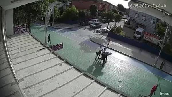Gençlerin Sokak Ortasında Kavgası Kamerada: 2 Kişi Böyle Darp Edildi