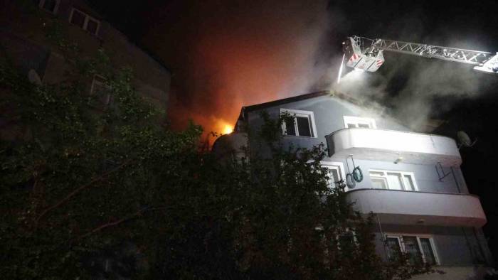 Kocaeli’de 4 Katlı Apartmanın Çatısını Alevler Sardı