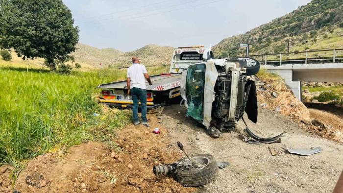 Nusaybin’de Hafif Ticari Araç Takla Attı: 2 Yaralı