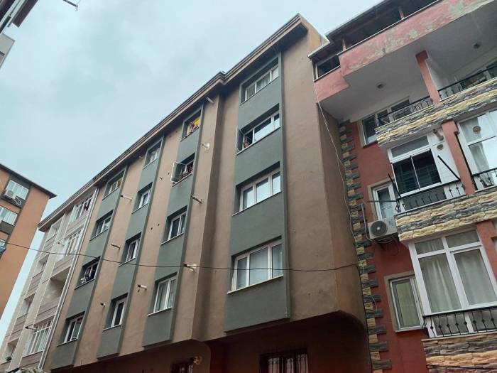 Mecidiyeköy’de 5 Katlı Binanın Çatısı Yandı: 3 Yaralı