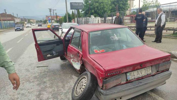 Sakarya’da İki Otomobil Çarpıştı: 1 Yaralı