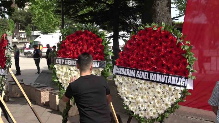 Şehit Yakınları Kılıçdaroğlu’nun Çelengini Parçaladı
