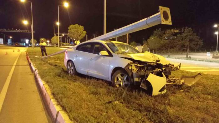 Kontrolden Çıkan Otomobil Aydınlatma Direğini Devirdi: 1 Yaralı
