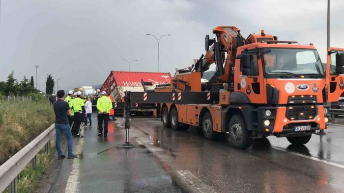 Tem’de Tır Makaslayınca Trafik Durdu, Araçlar Kontak Kapattı