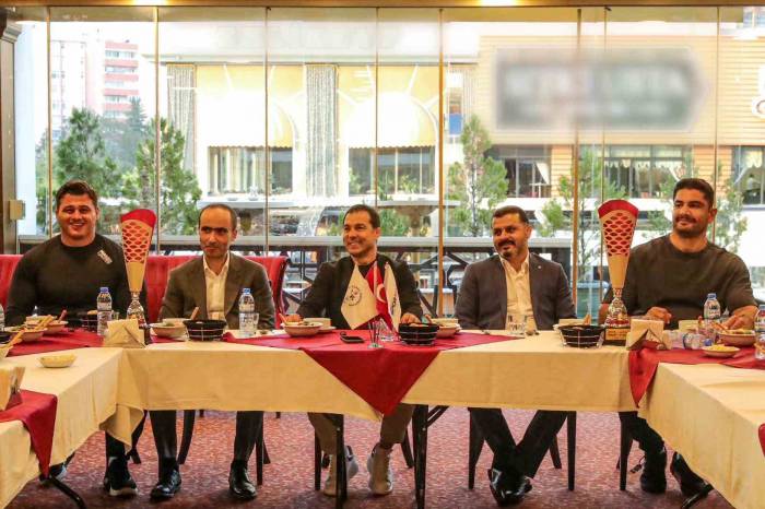 Şampiyon Güreşçiler Yemekte Bir Araya Geldi
