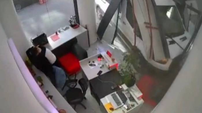 Minibüsün İş Yerine Girdiği Kazanın Yeni Görüntüleri Ortaya Çıktı