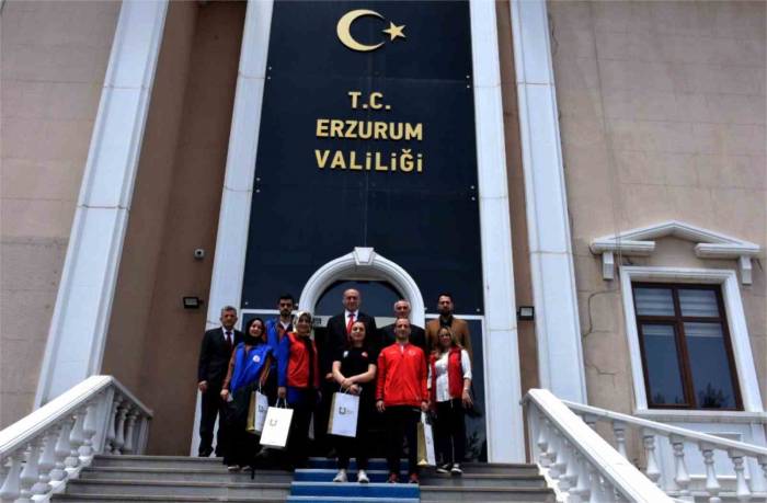 Gençlerden Vali Memiş’e Çiçek