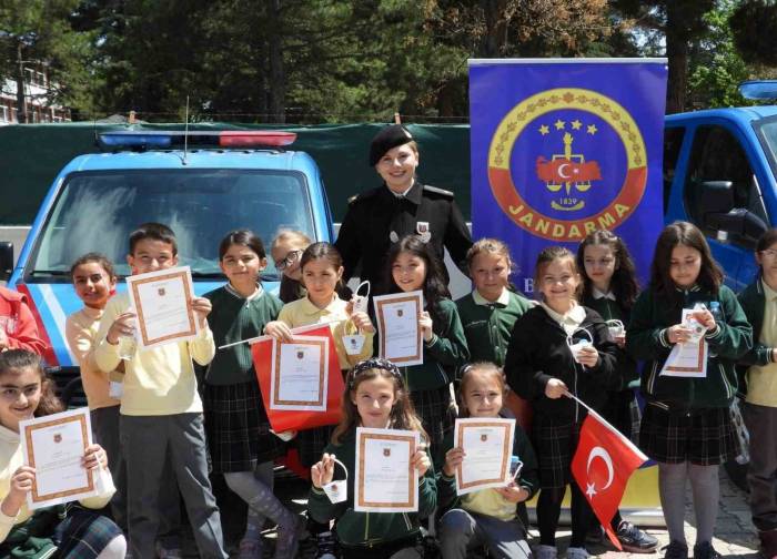 Bilecik’te Jandarmandan Çocuklara Araç Tanıtımı