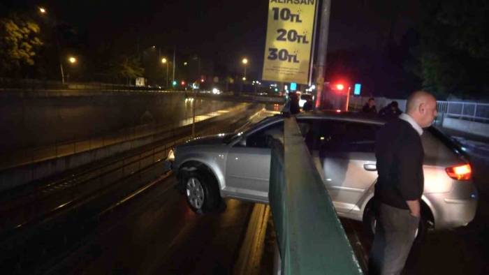 Bursa’da Kontrolden Çıkıp Bariyerlere Saplanan Otomobil 5 Metre Yükseklikte Asılı Kaldı